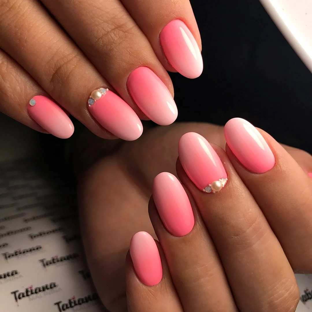 Маникюр коралловый градиент