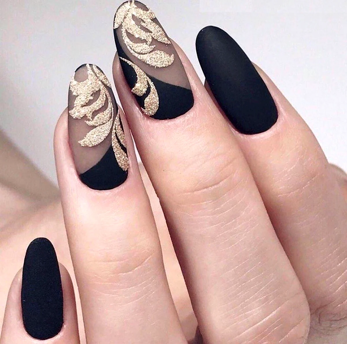 Маникюр чёрный матовый с золотом