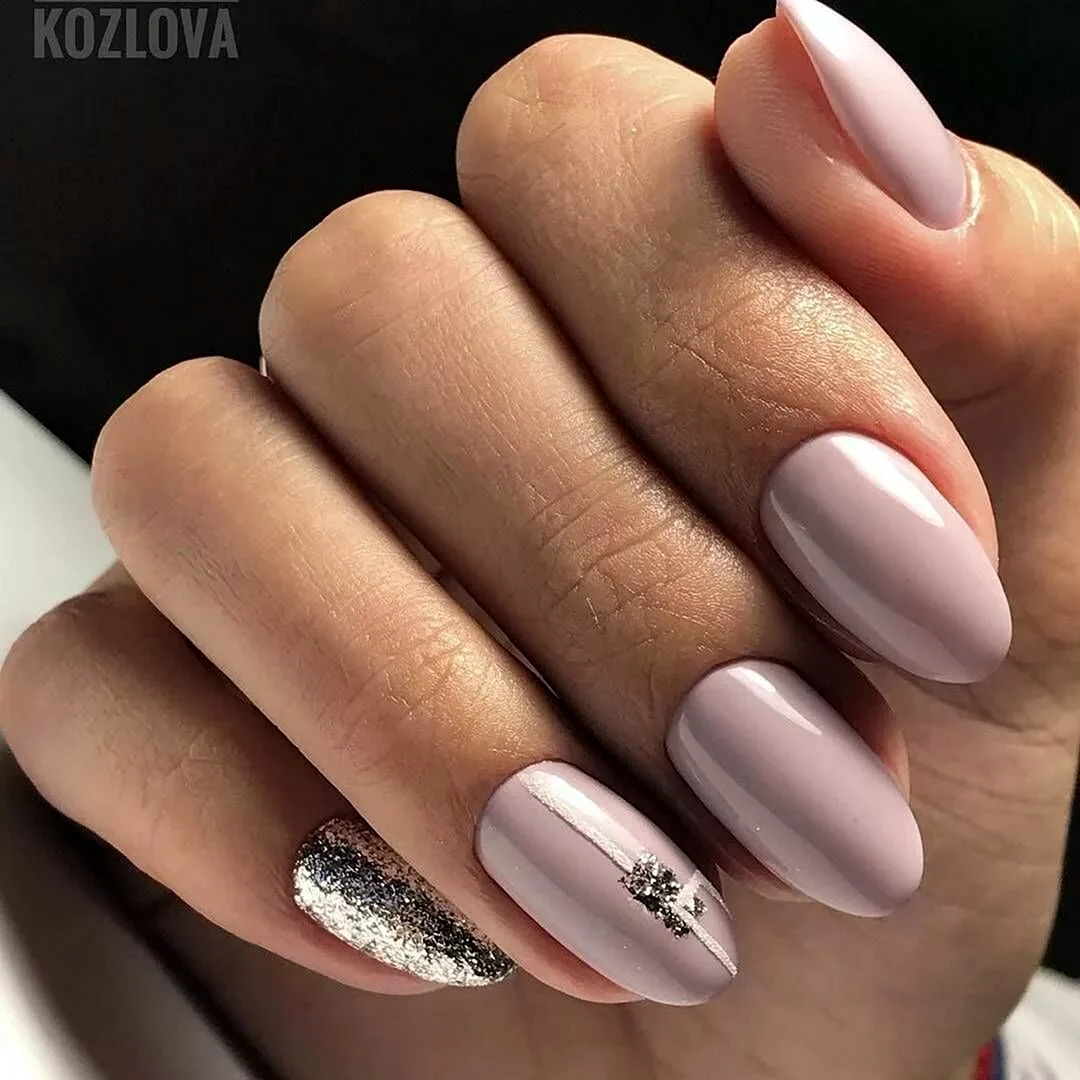 Стильный изящный маникюр