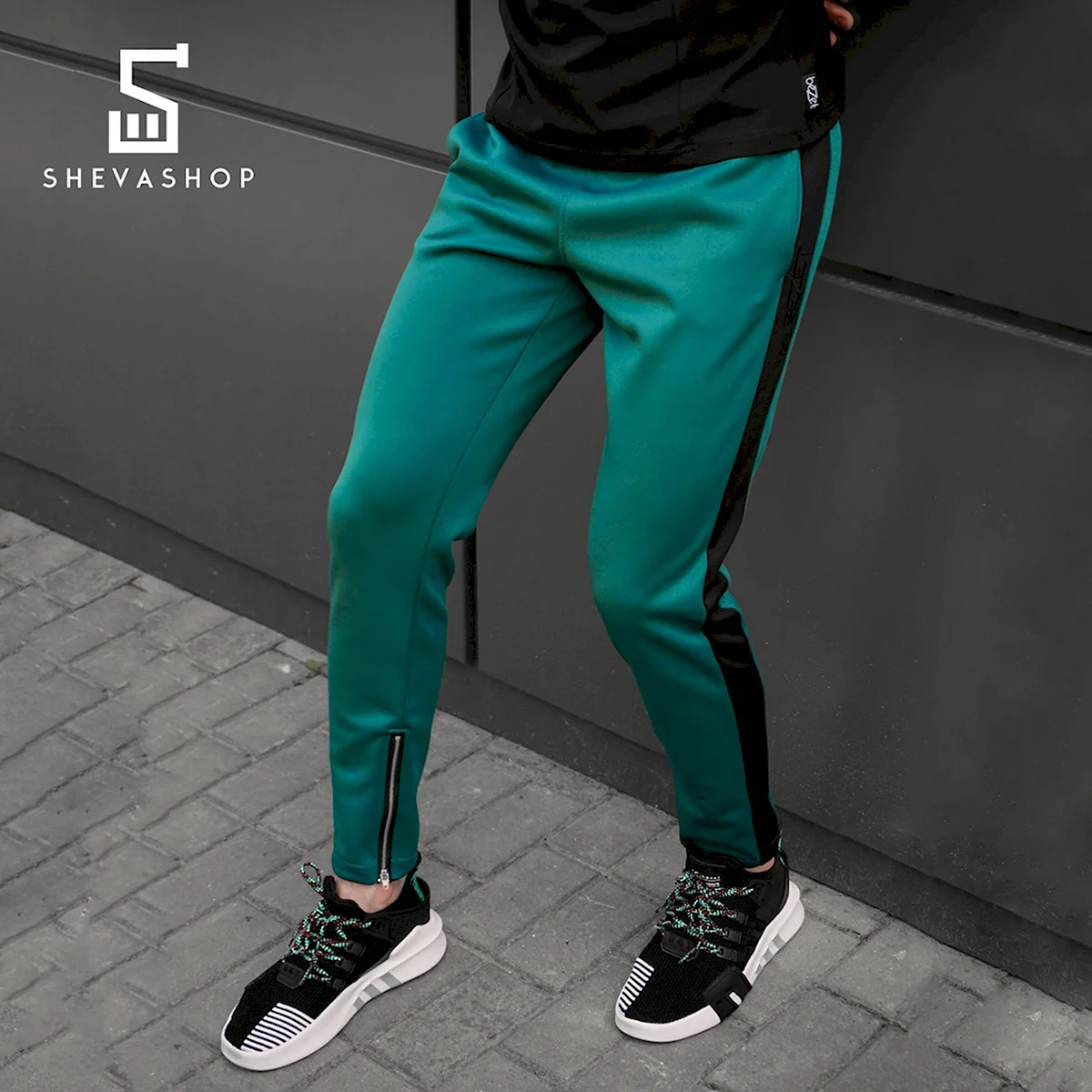 Мужские зеленые штаны с лампасами