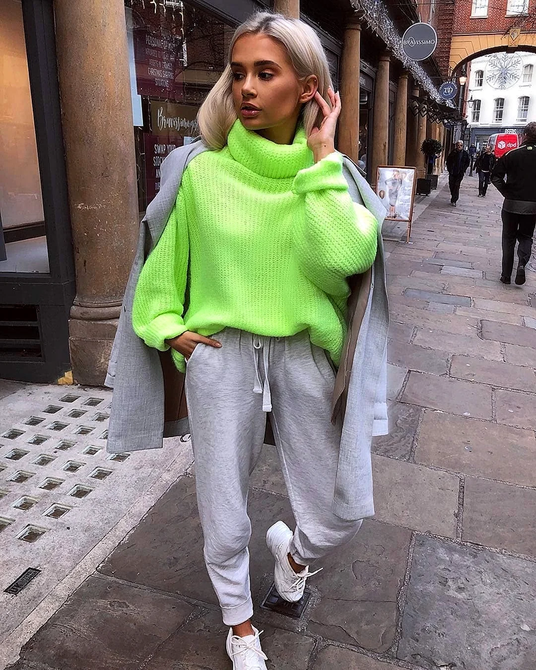 Неоновый свитер оверсайз