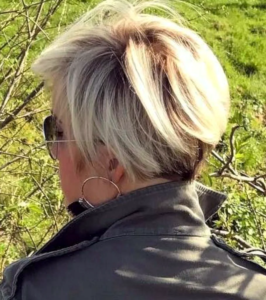 Стрижка блондинка со спины