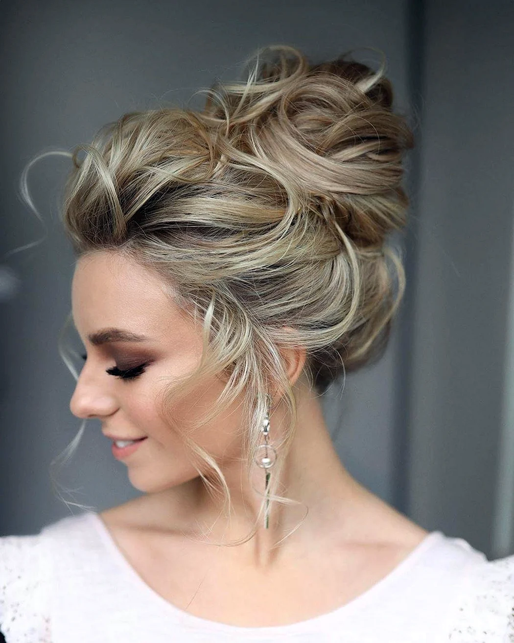 Коктейльная прическа на средние волосы