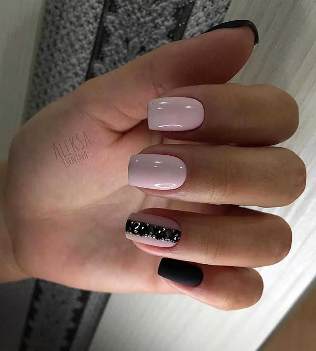 Молочный маникюр на короткие квадратные ногти