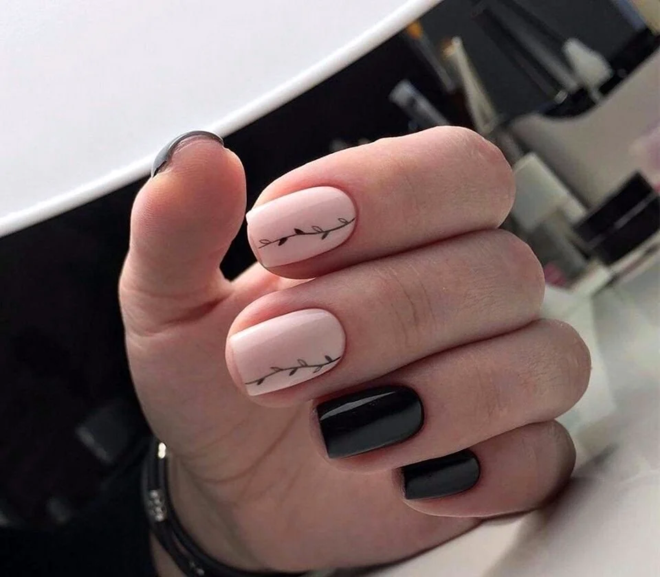Маникюр нюд с черным