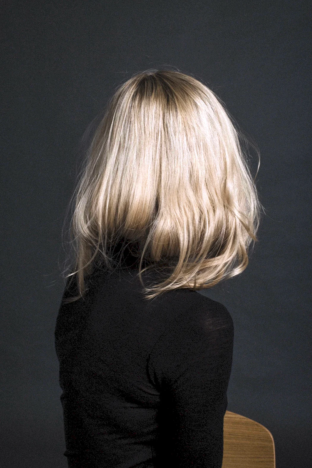 Блондинка с короткими волосами со спины