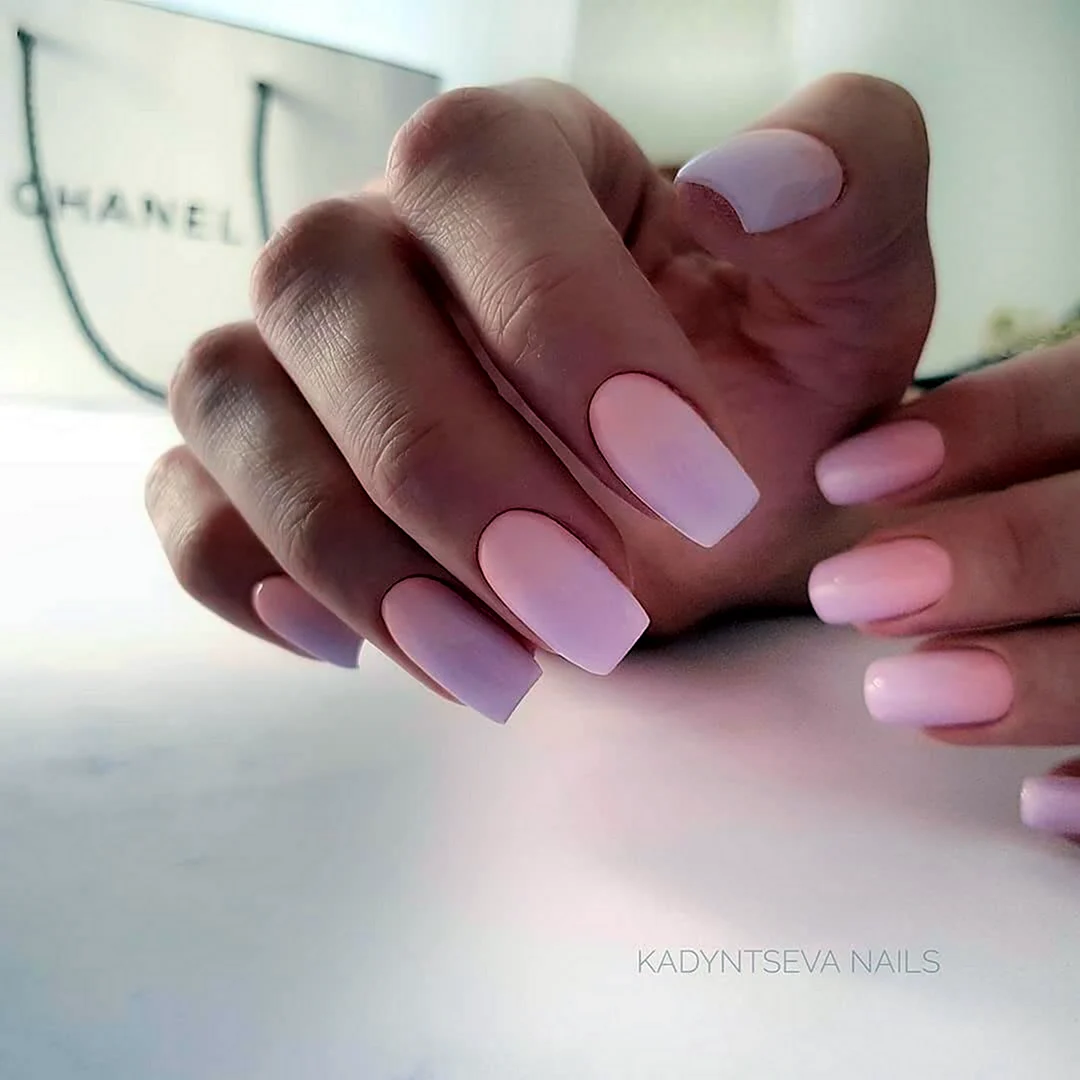 Нежный маникюр омбре