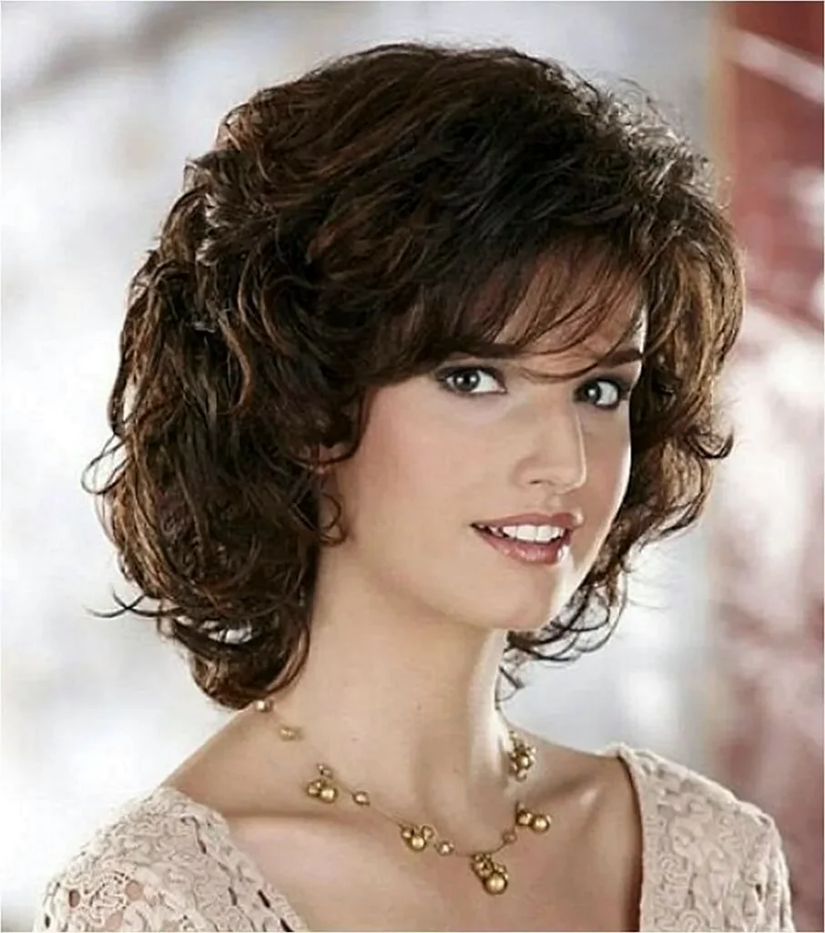 Стрижка Аврора на средние волосы волнистые