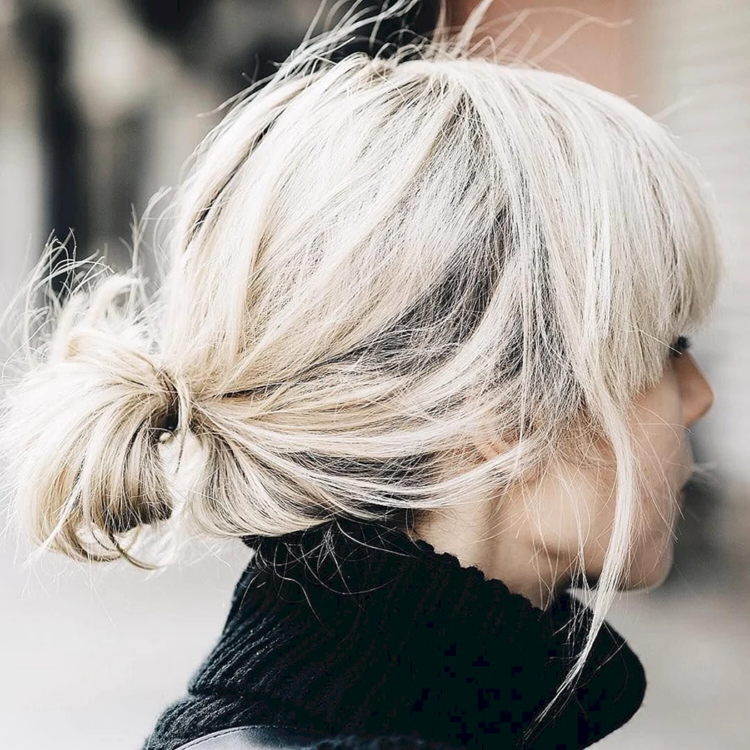 Блондинка с каре со спины