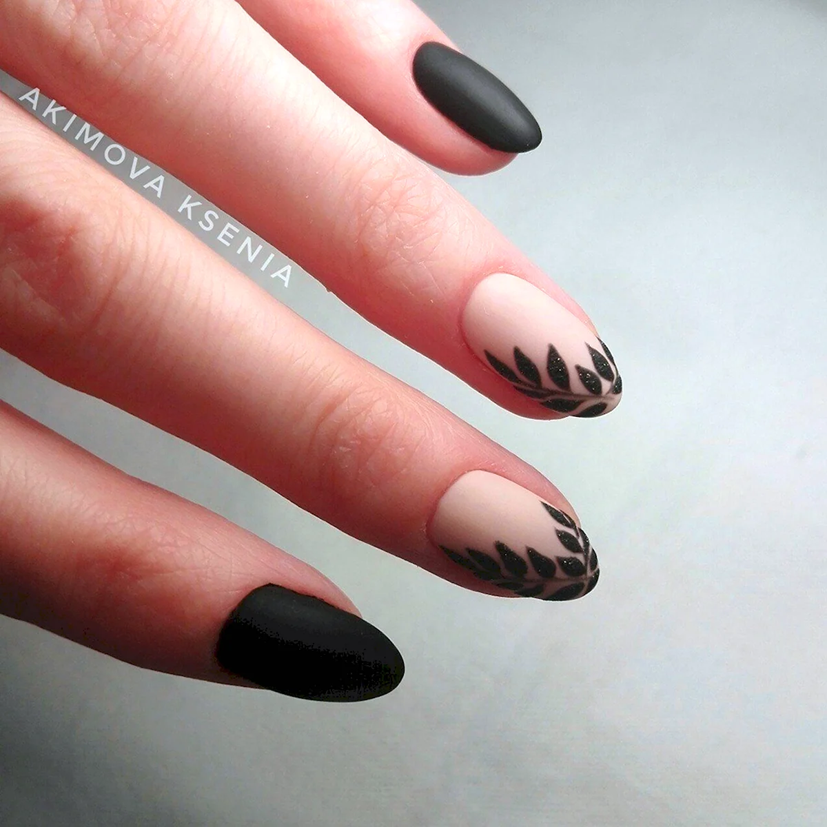 Матовый маникюр на круглые ногти