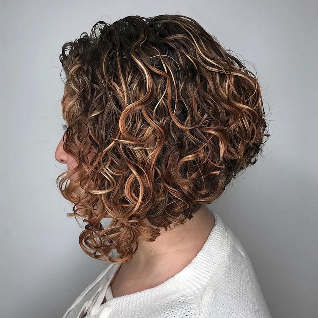 Боб-каре на средние волосы для кудрявых волос