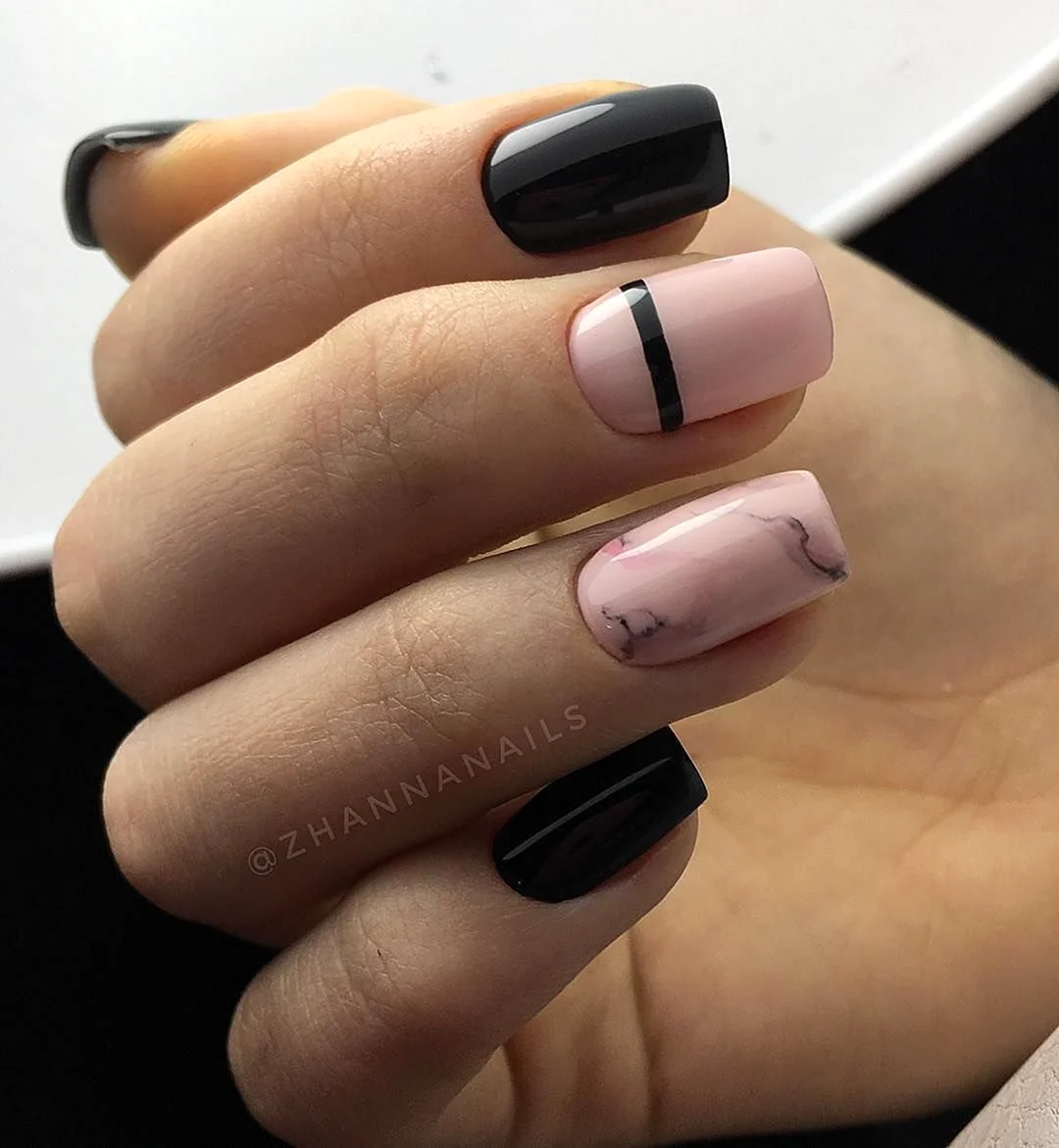 Маникюр нюд с черным