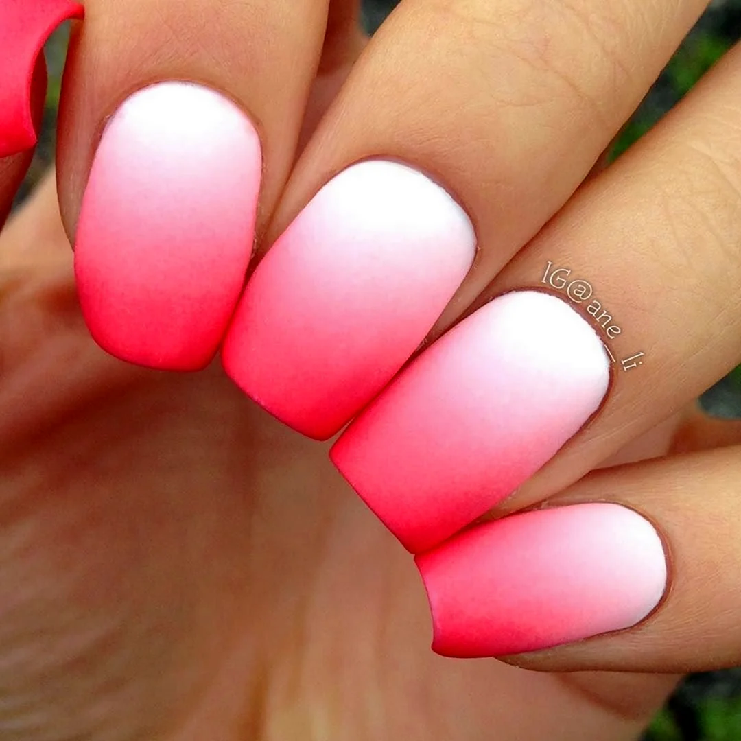 Маникюр градиент розовый с белым