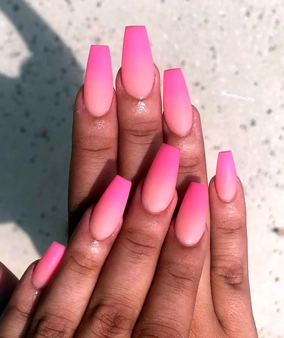 Розовое омбре на ногтях