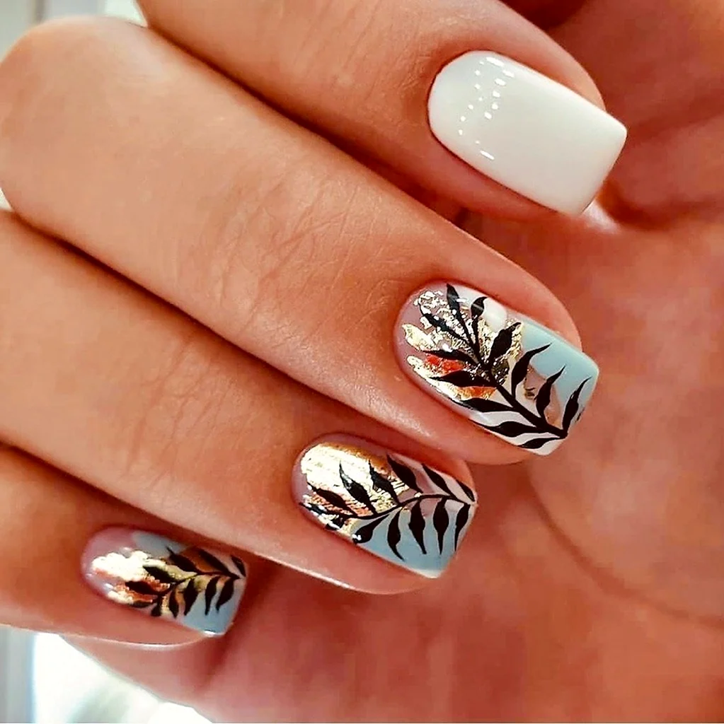 Маникюр с веточкой листьев