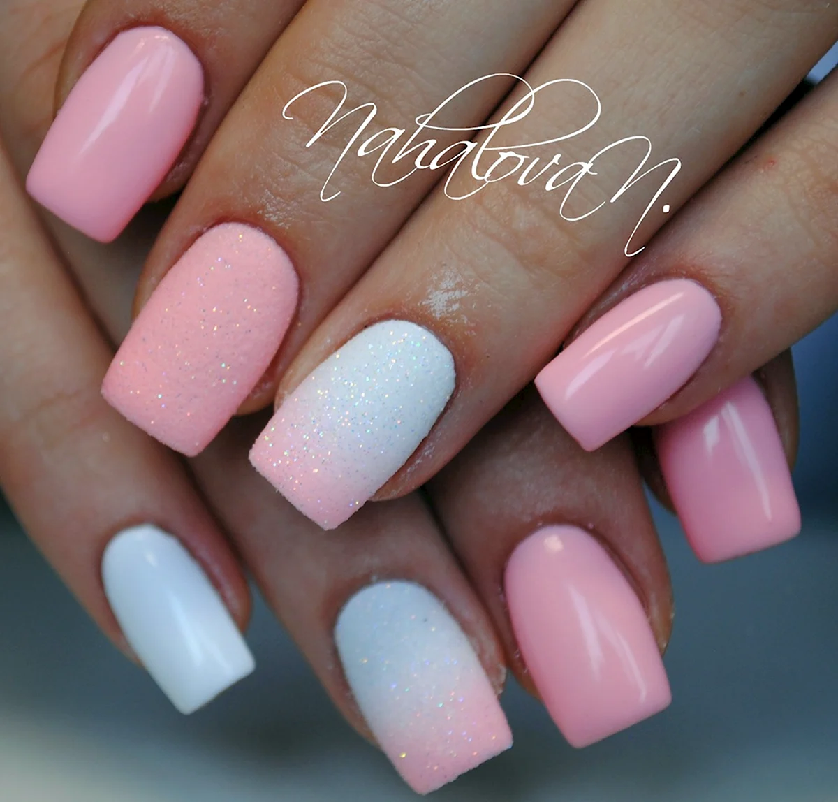 Омбре маникюр на квадраты розово белый