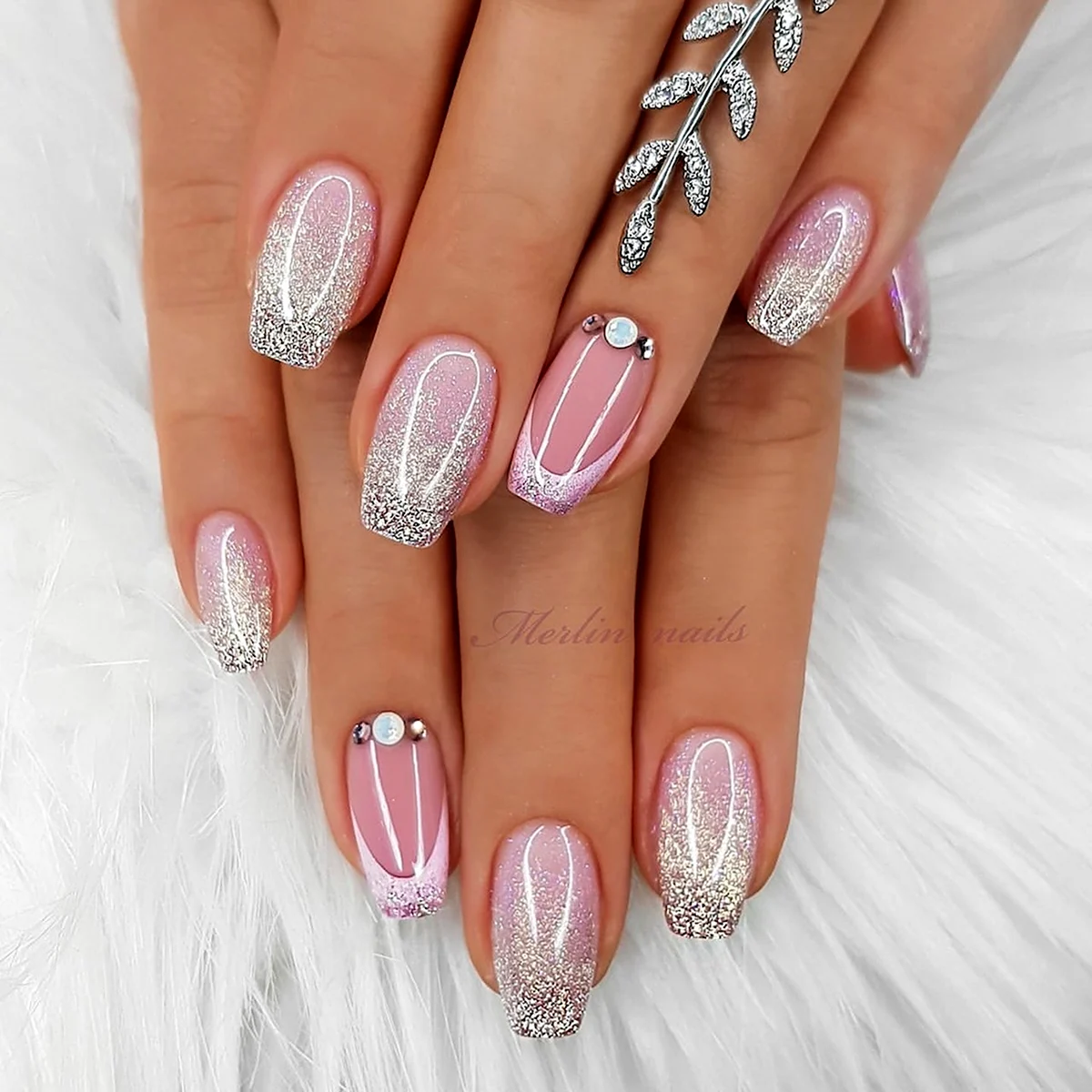 Нежный маникюр с блестками и стразами