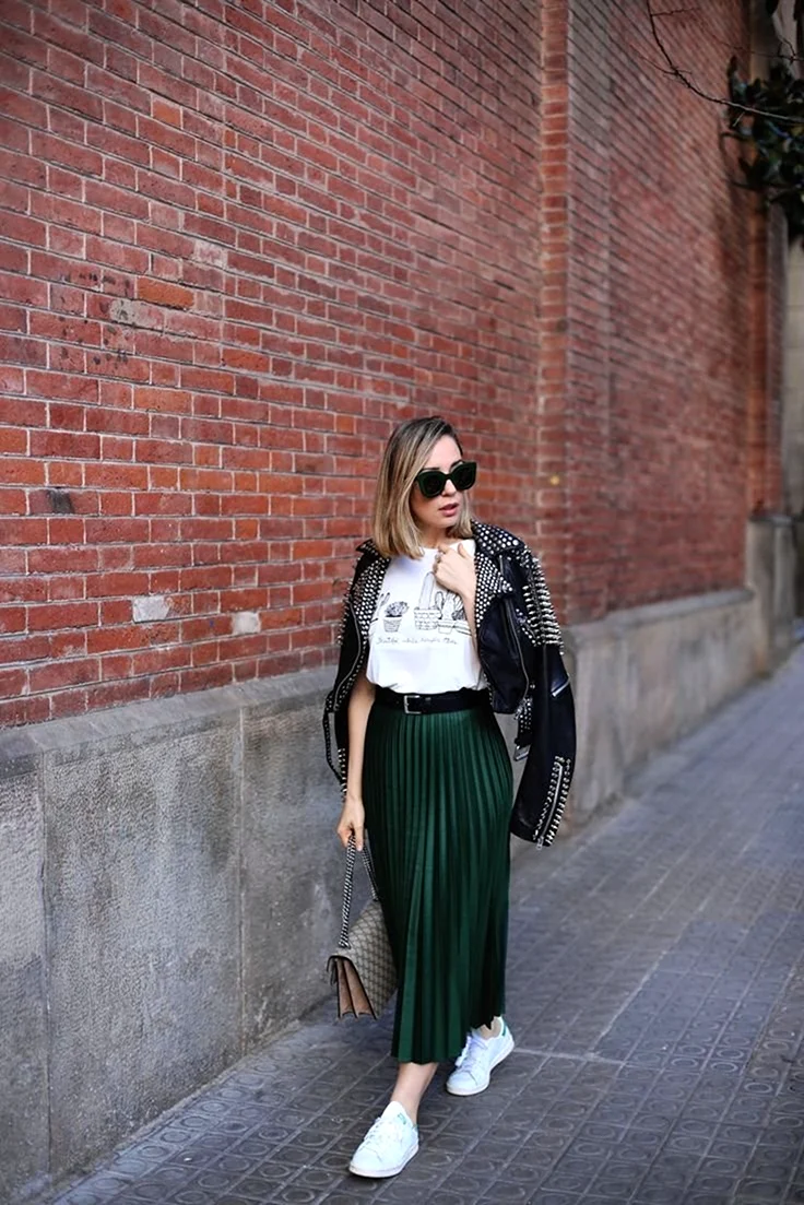 Плиссированная юбка с кедами