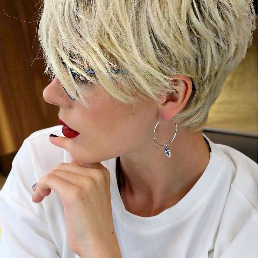 Блондинка с короткой стрижкой