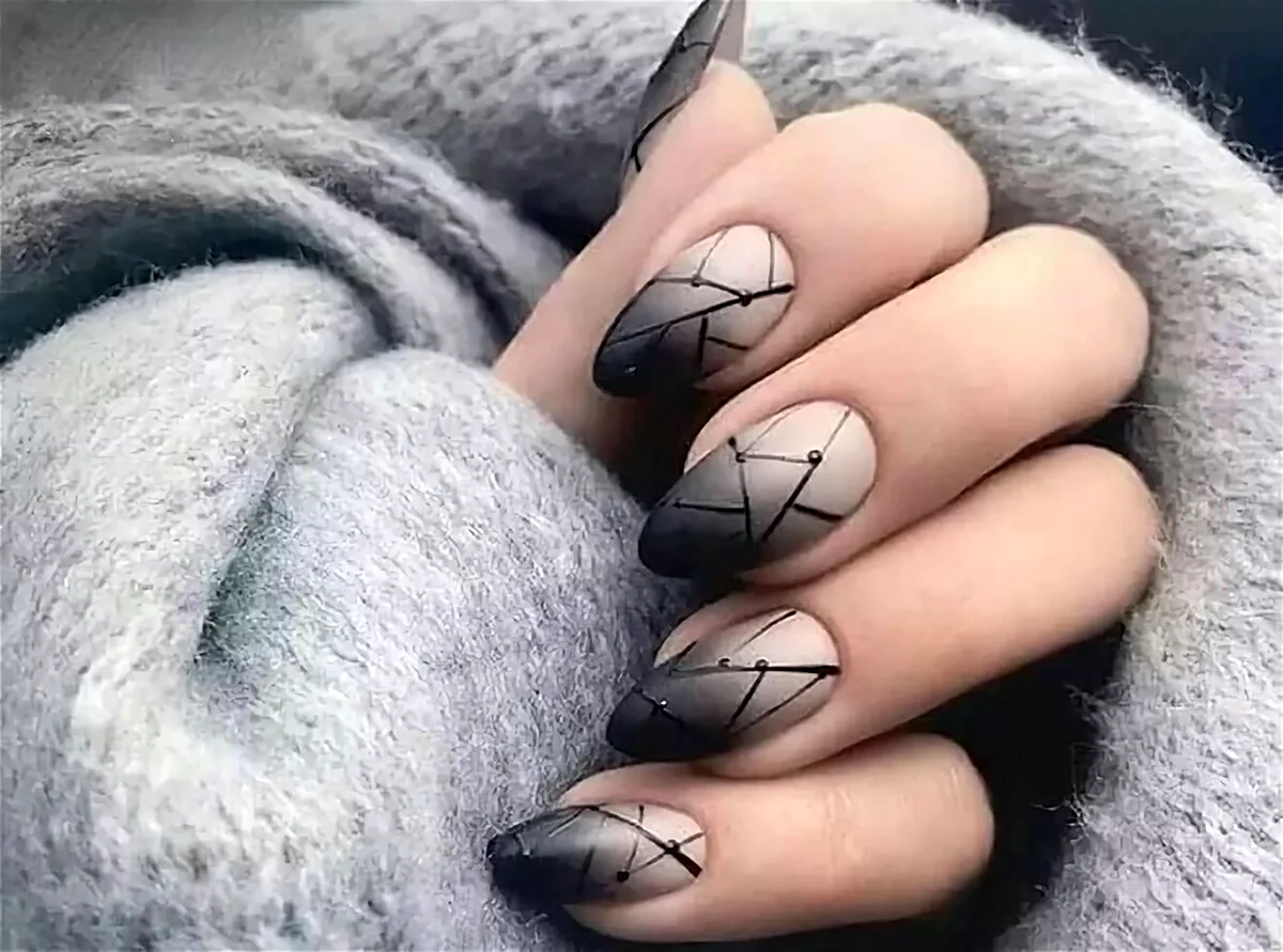 Маникюр матовый беж с геометрией