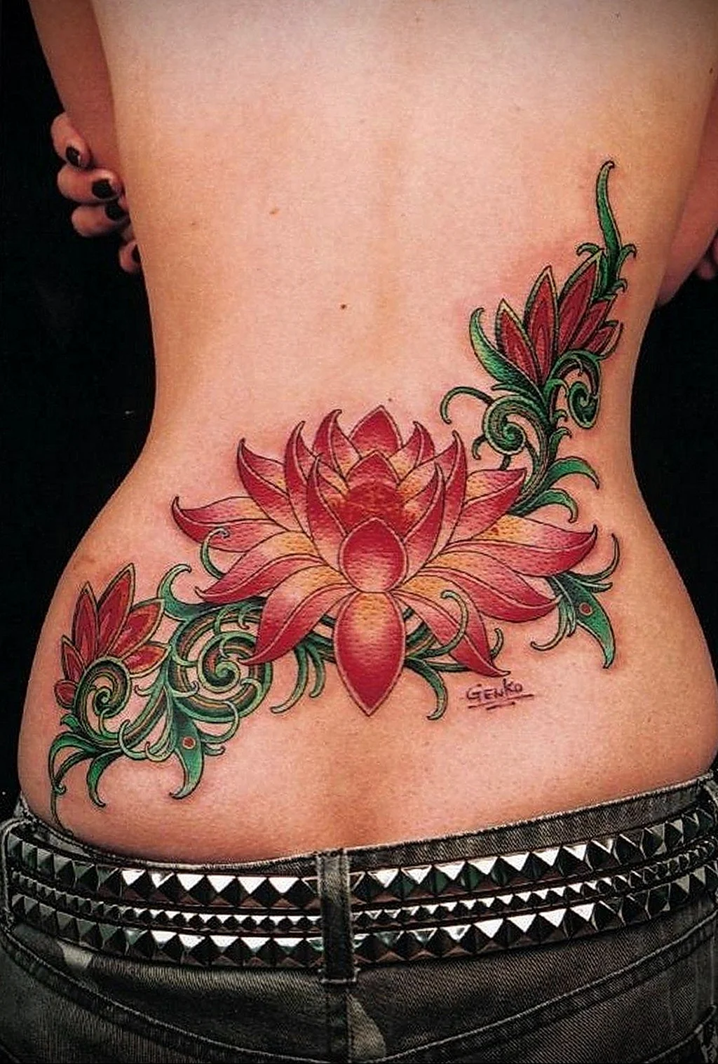 Тату на пояснице