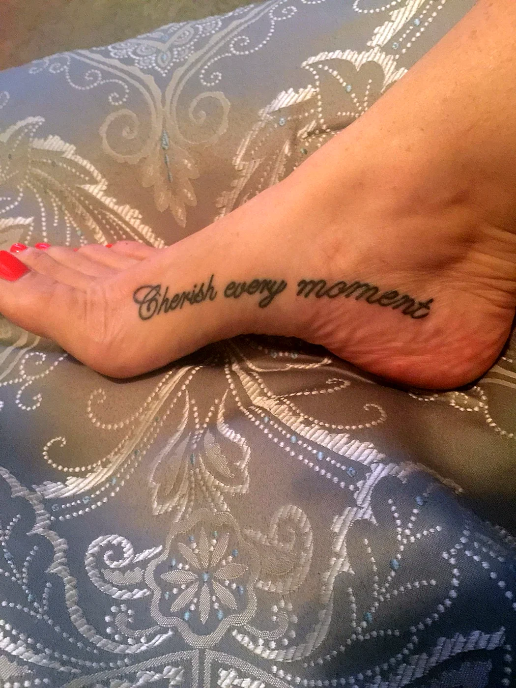 Carpe Diem тату на ноге