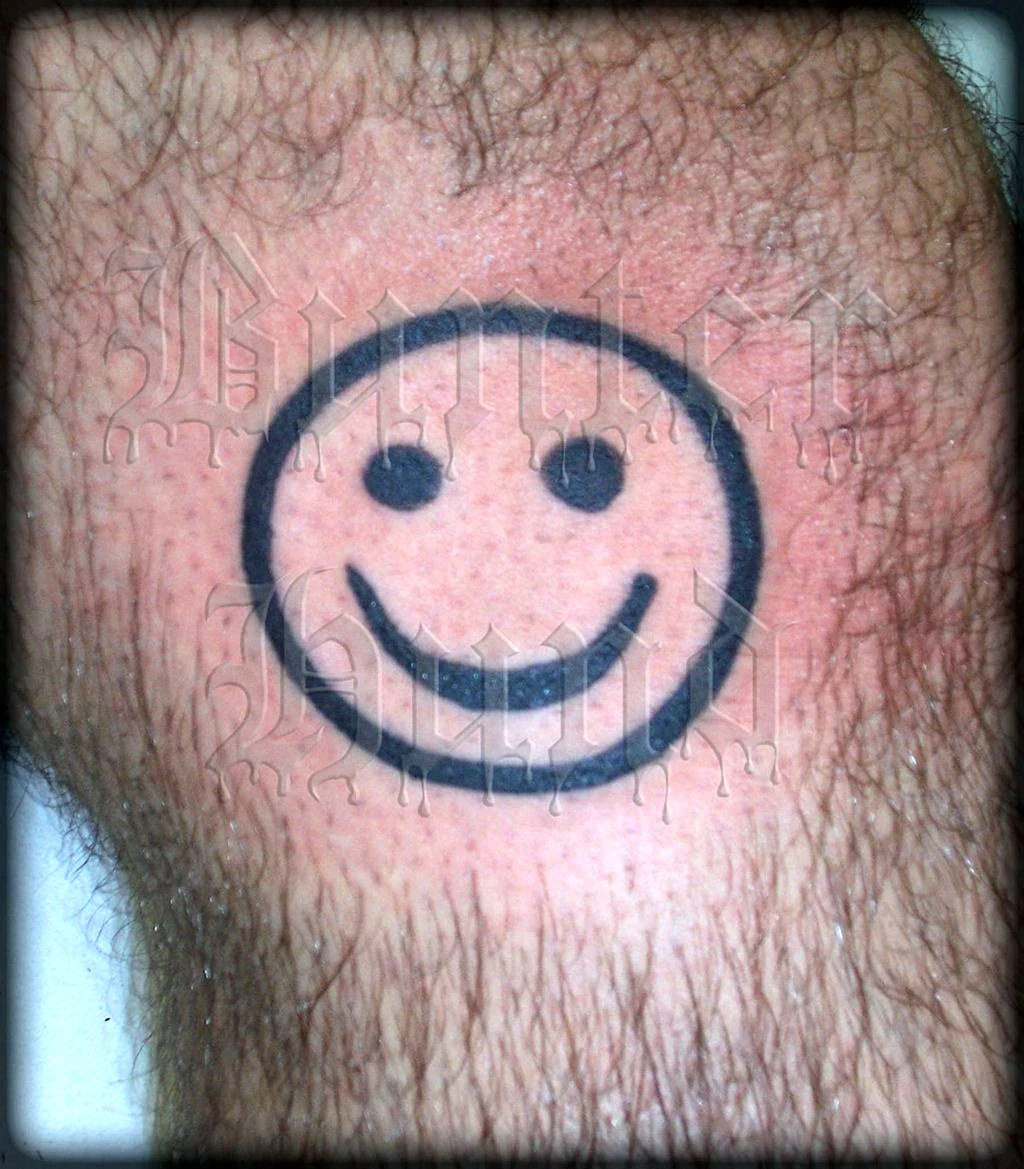 Тату смайлик на руке