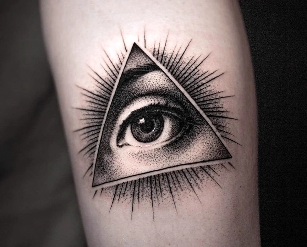 Татуировка глаз в треугольнике