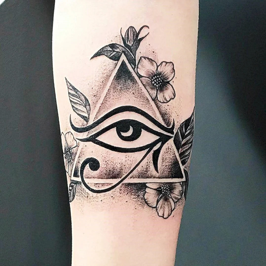 Уаджет глаз гора тату