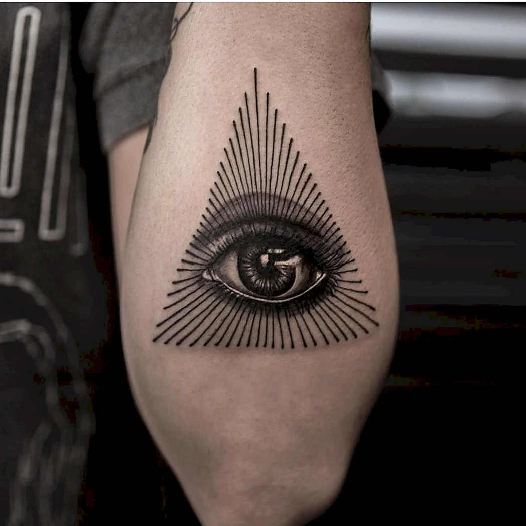 Масонский треугольник с глазом тату