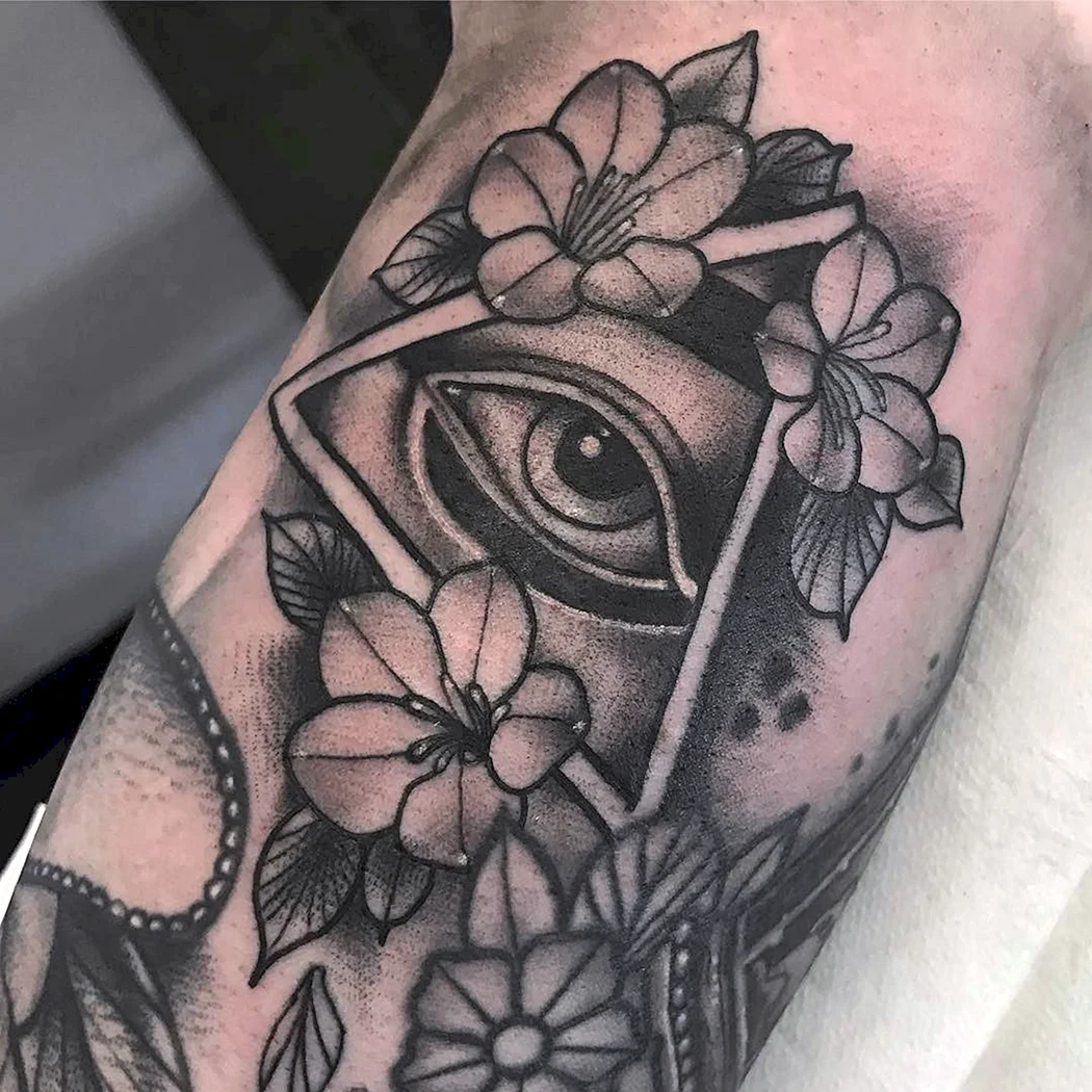 Тату Всевидящее око и цветы