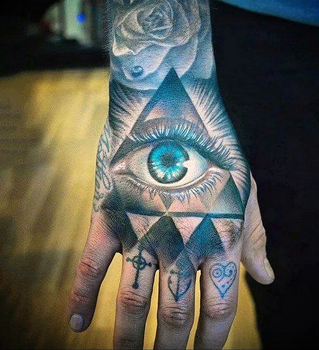 Тату на запястье глаз в треугольнике