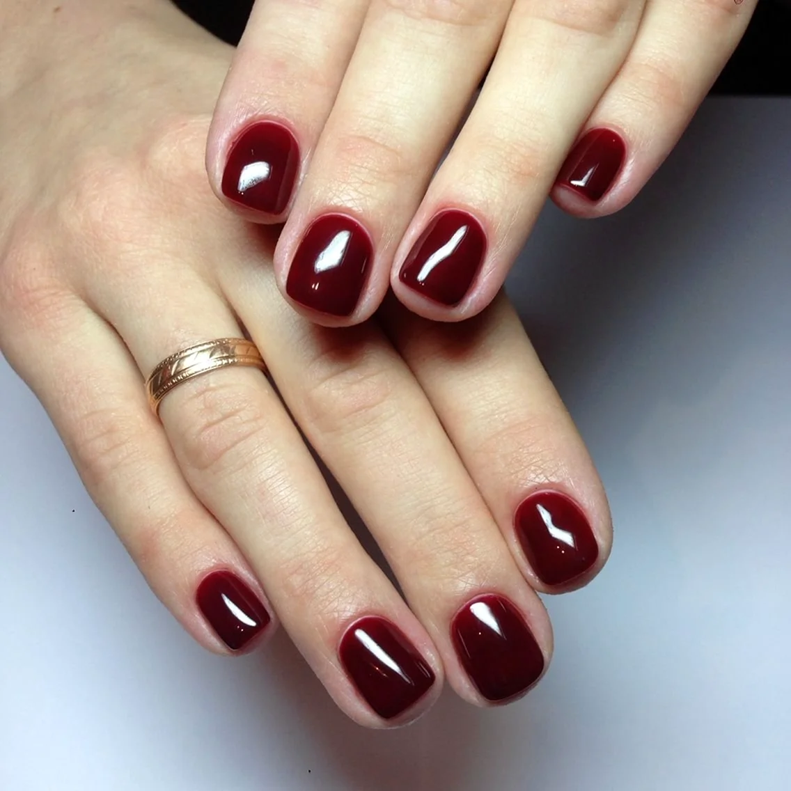 Темно красные ногти короткие