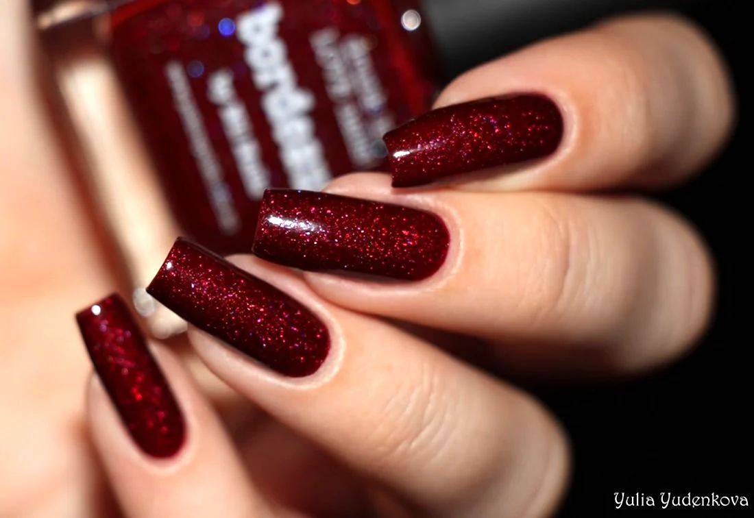 Бордовые ногти с блестками