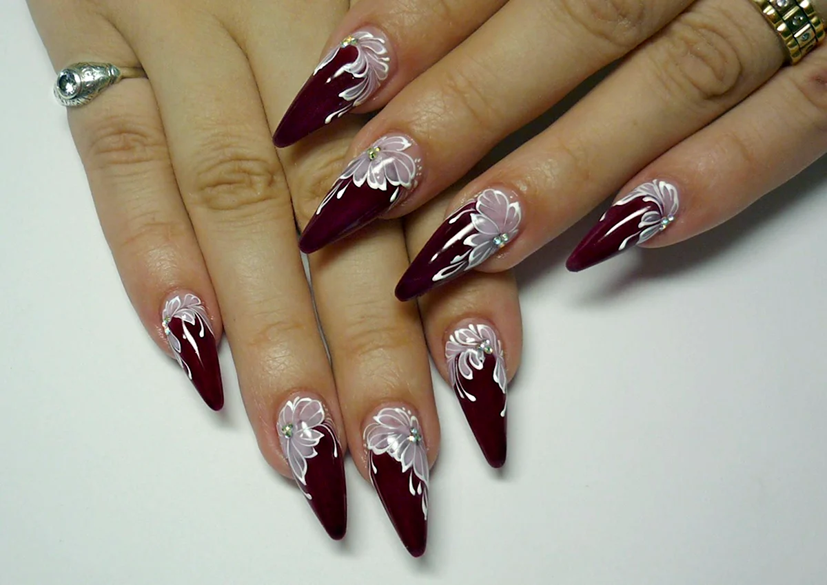 Маникюр бордовые френч острые