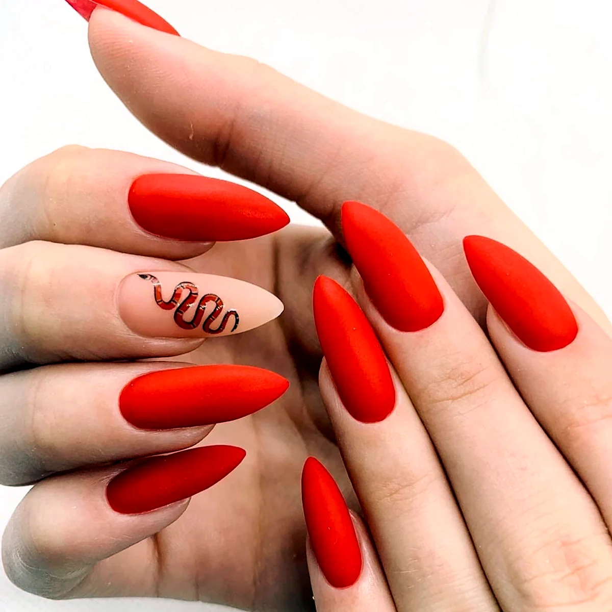 Красные длинные ногти