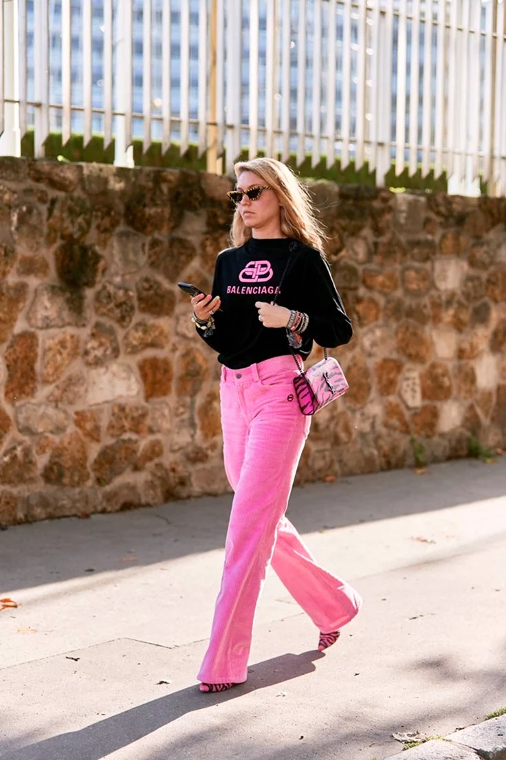Розовые брюки стритстайл