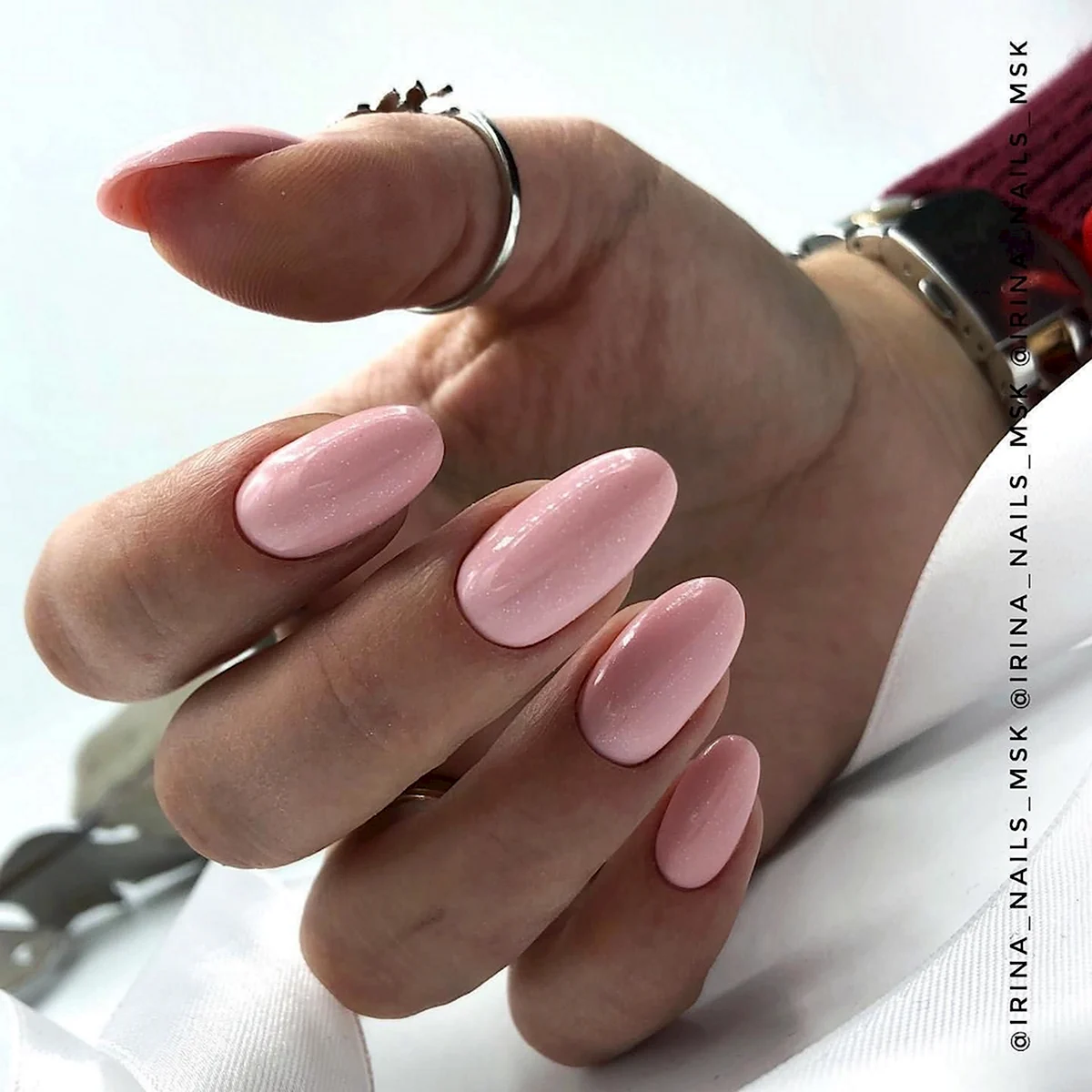 Розовые овальные ногти