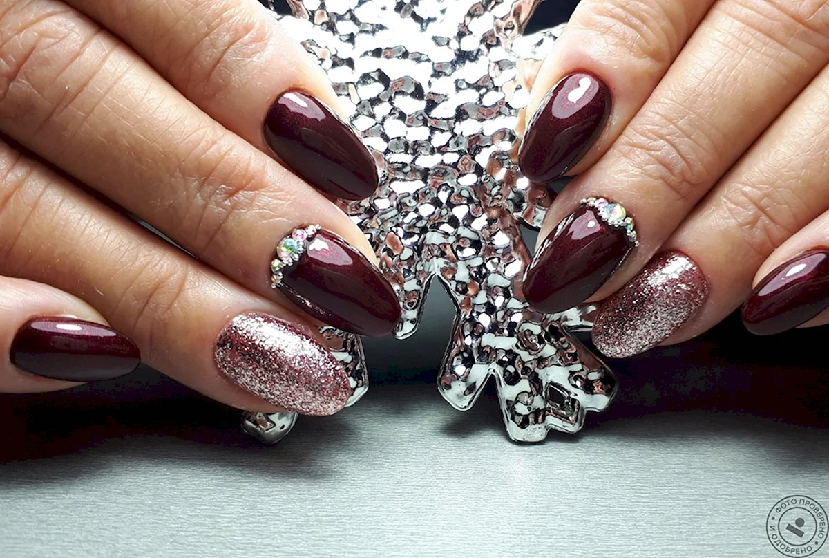 Бордовые ногти с блестками