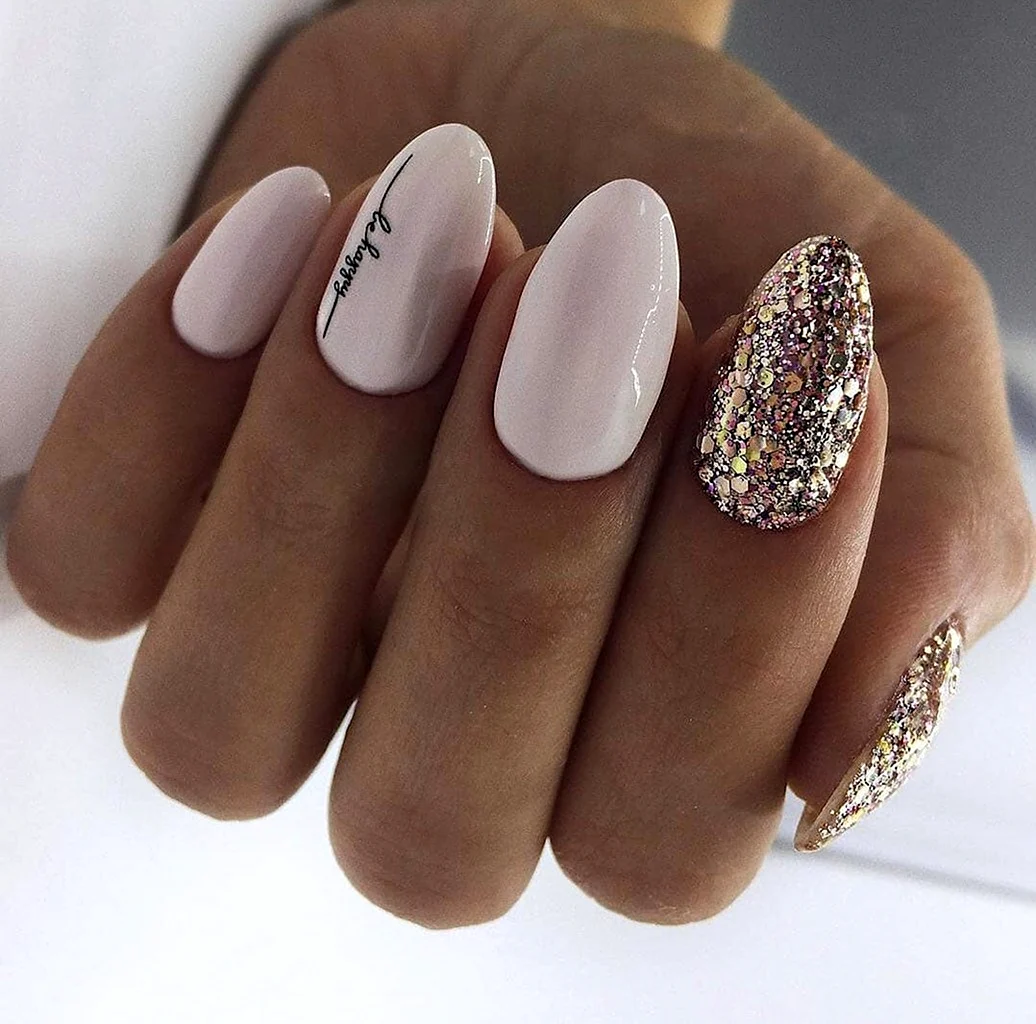 Маникюр белый с блестками миндаль