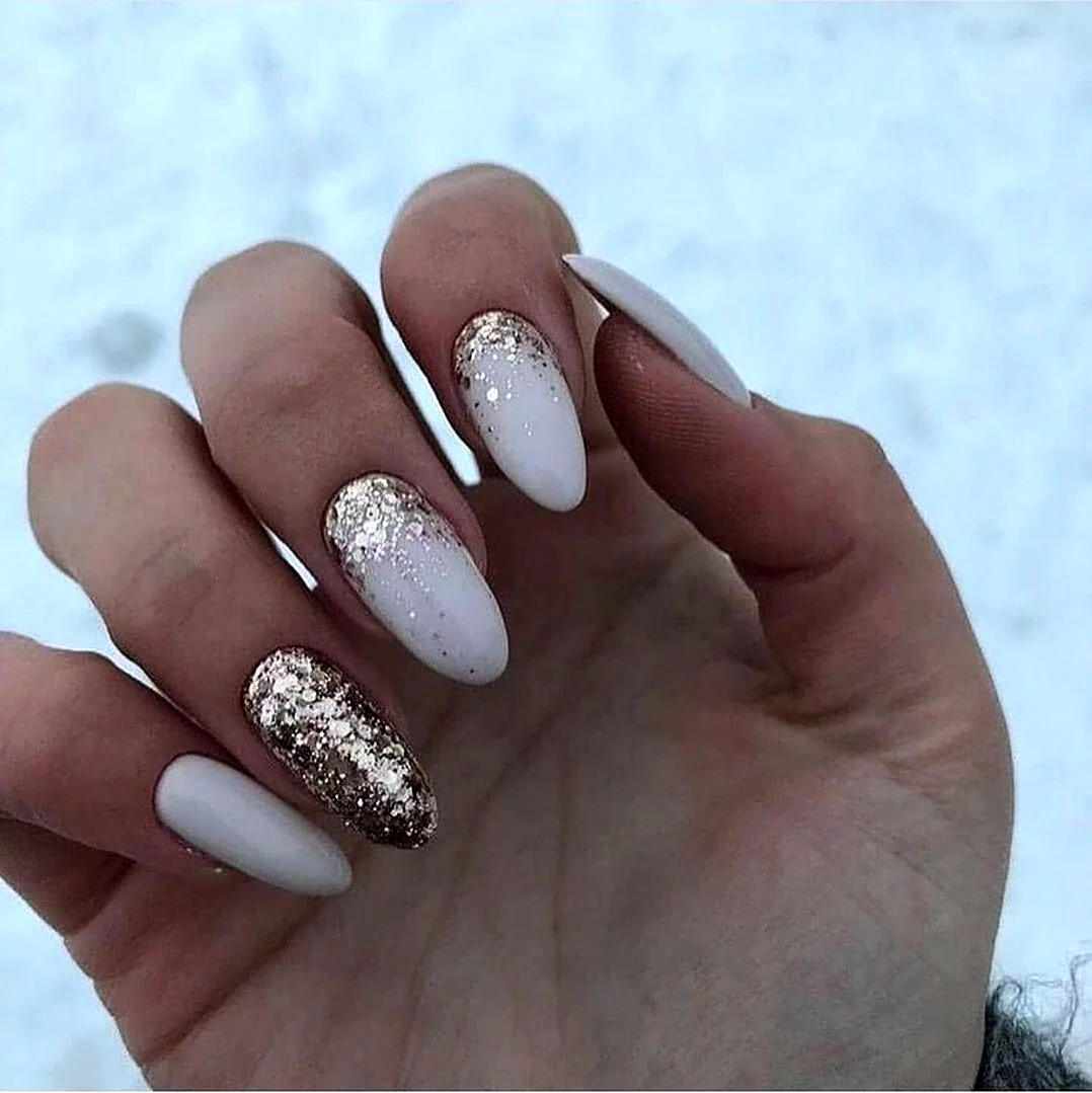 Молочные ногти с блестками