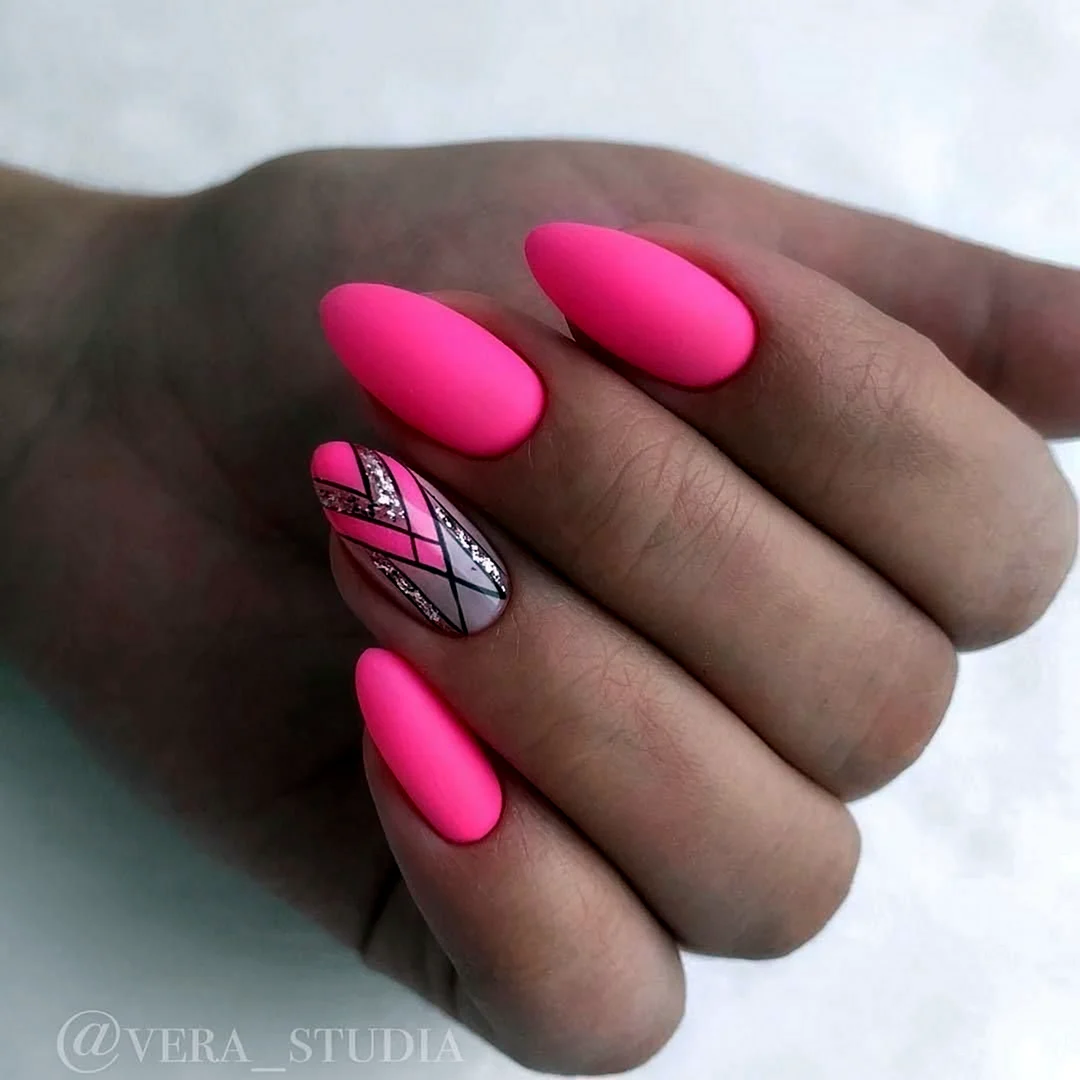 Ногти миндаль 2021фуксия