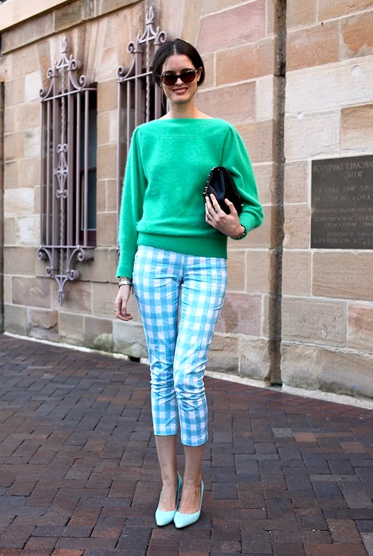 Штаны в клетку и свитер