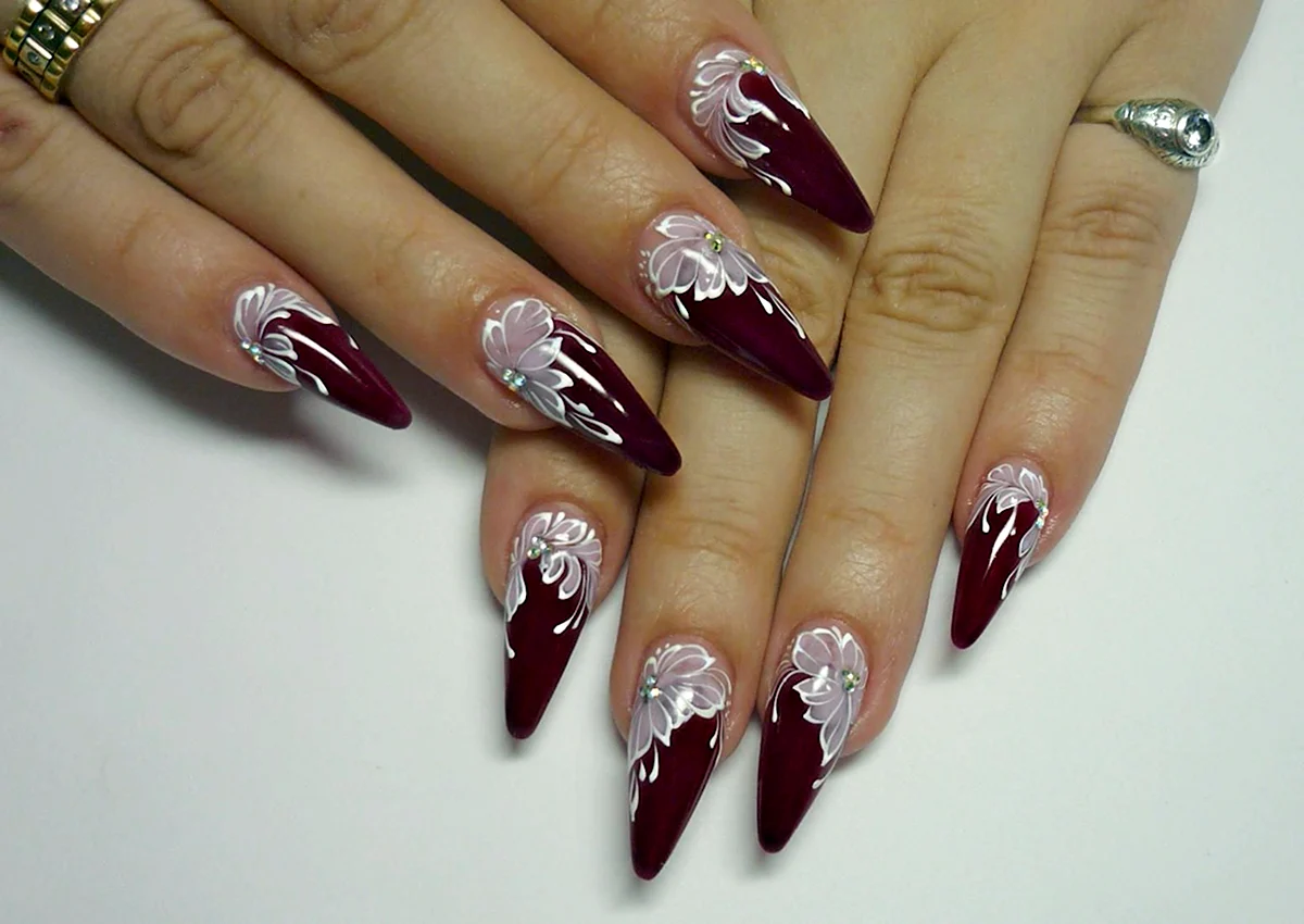 Маникюр бордовые френч острые