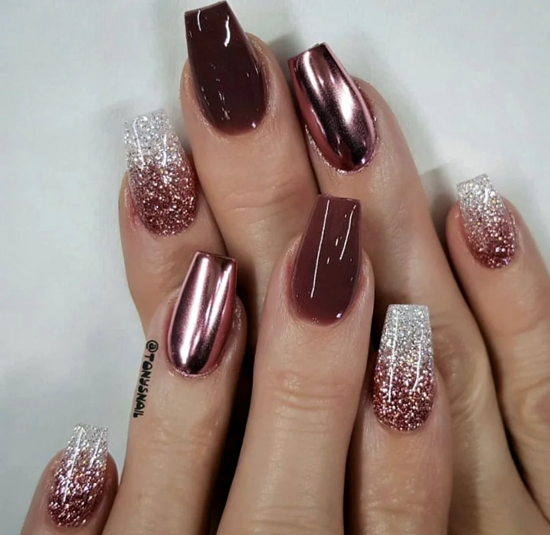Маникюр бордо с блестками