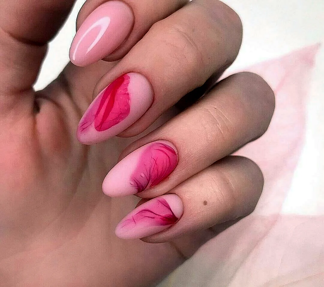 Розовый маникюр с разводами