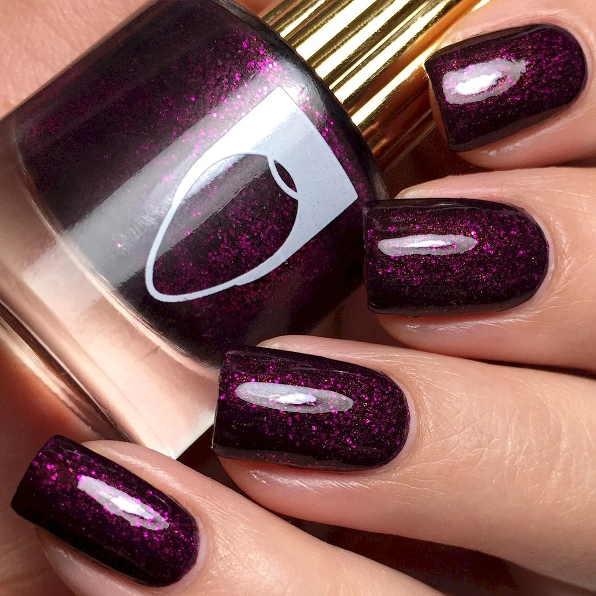 Ногти вишневые с блестками