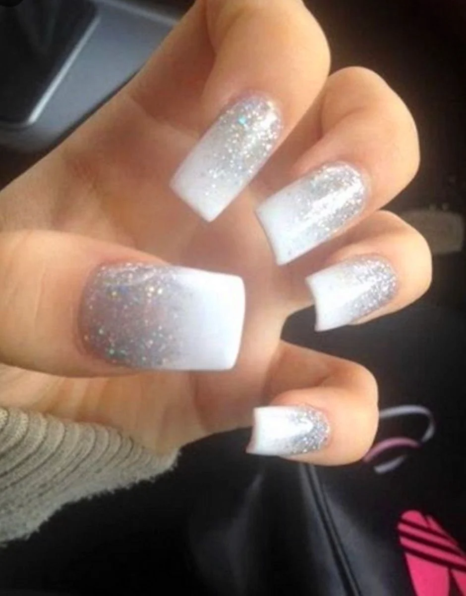 Маникюр квадрат белый с блестками