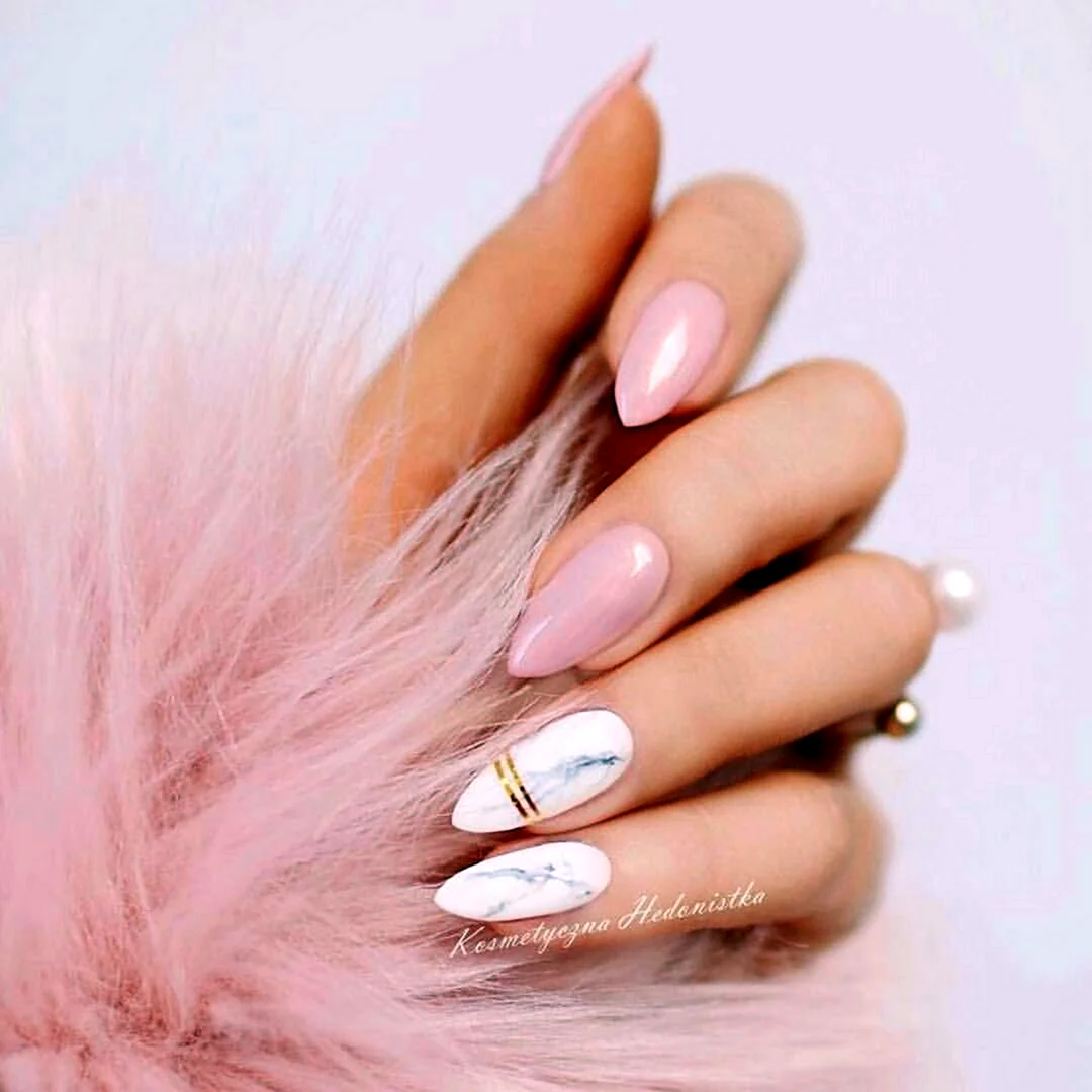 Светло розовые ногти миндаль