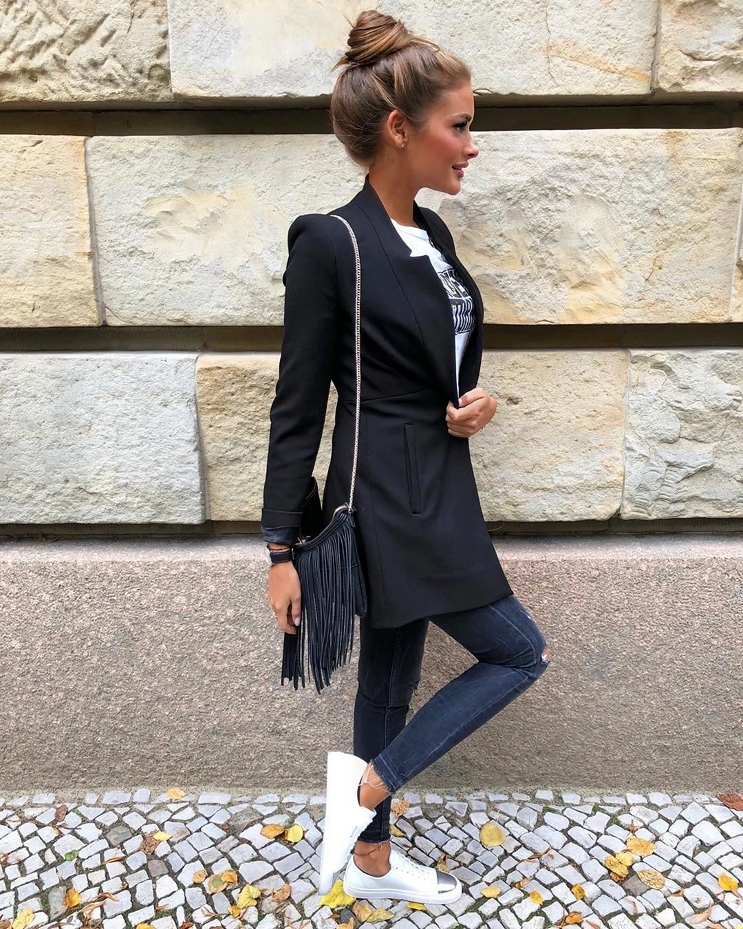 Пиджак и кроссовки женские